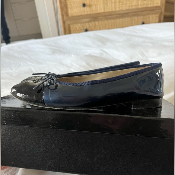Chanel Navy and Black Patent Ballet Flats size 35 - Picture 2 of 5